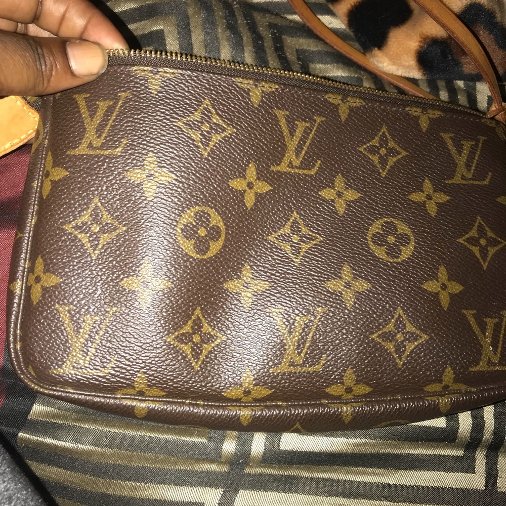 Louis Vuitton pouchette... #REPOSH..,